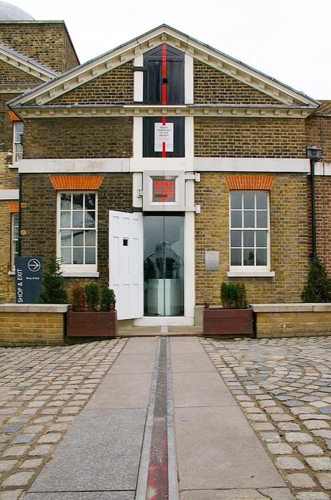 Greenwich Kraliyet Rasathanesi'nin önündeki sıfır meridyen çizgisi.