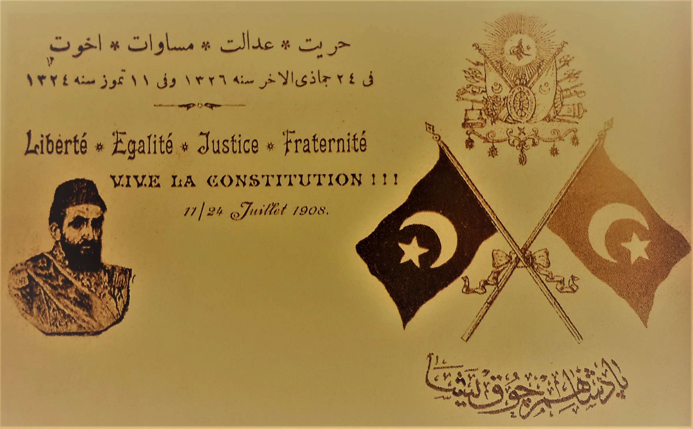 1908 devrimini kutlayan Osmanlıca kartpostal: dört sözcük çevresinde bayraklar ve dönem figürleri