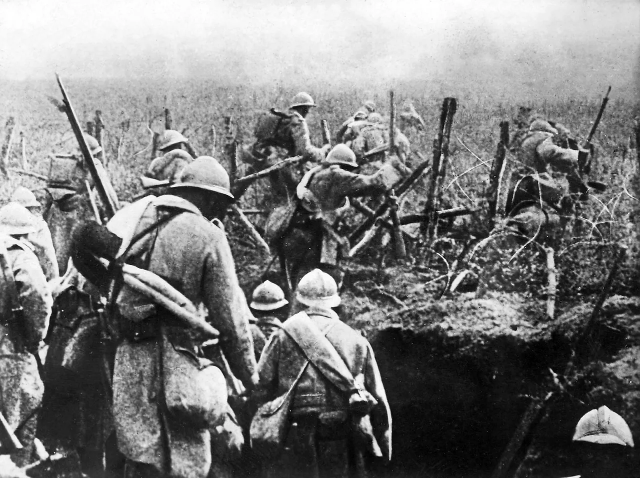 Verdun Muharebesi, 1916: bir siperden saldırıya kalkan Fransız askerleri