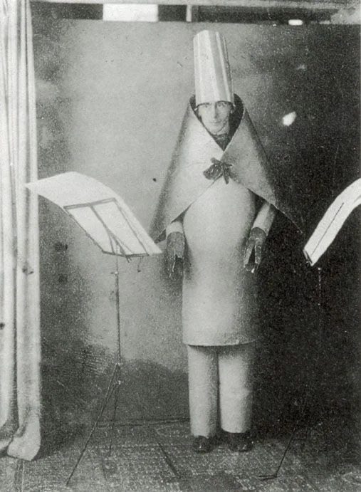 Hugo Ball, 1916'da Cabaret Voltaire'de kartondan kübist kostümüyle
