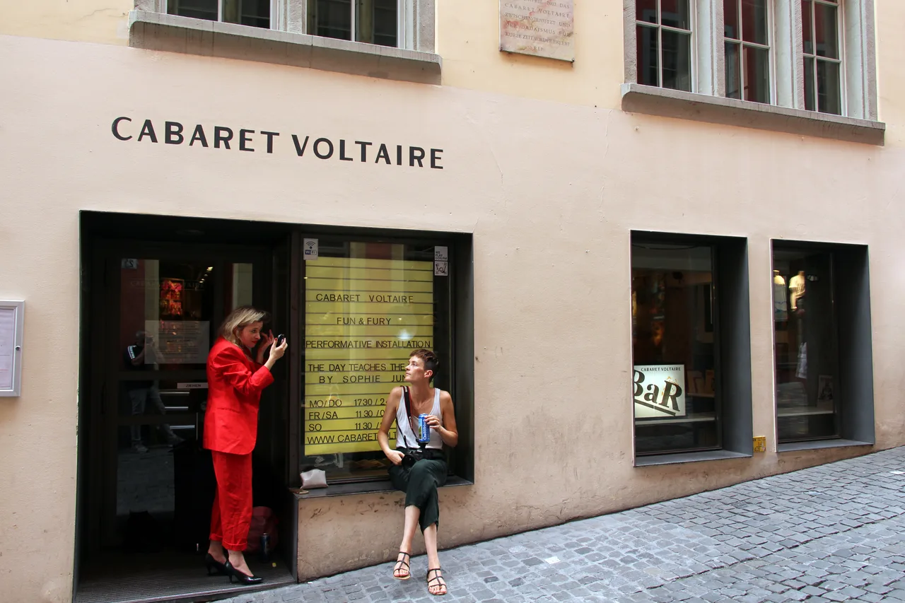 Zürih'in Spiegelgasse sokağındaki Cabaret Voltaire binası, günümüz
