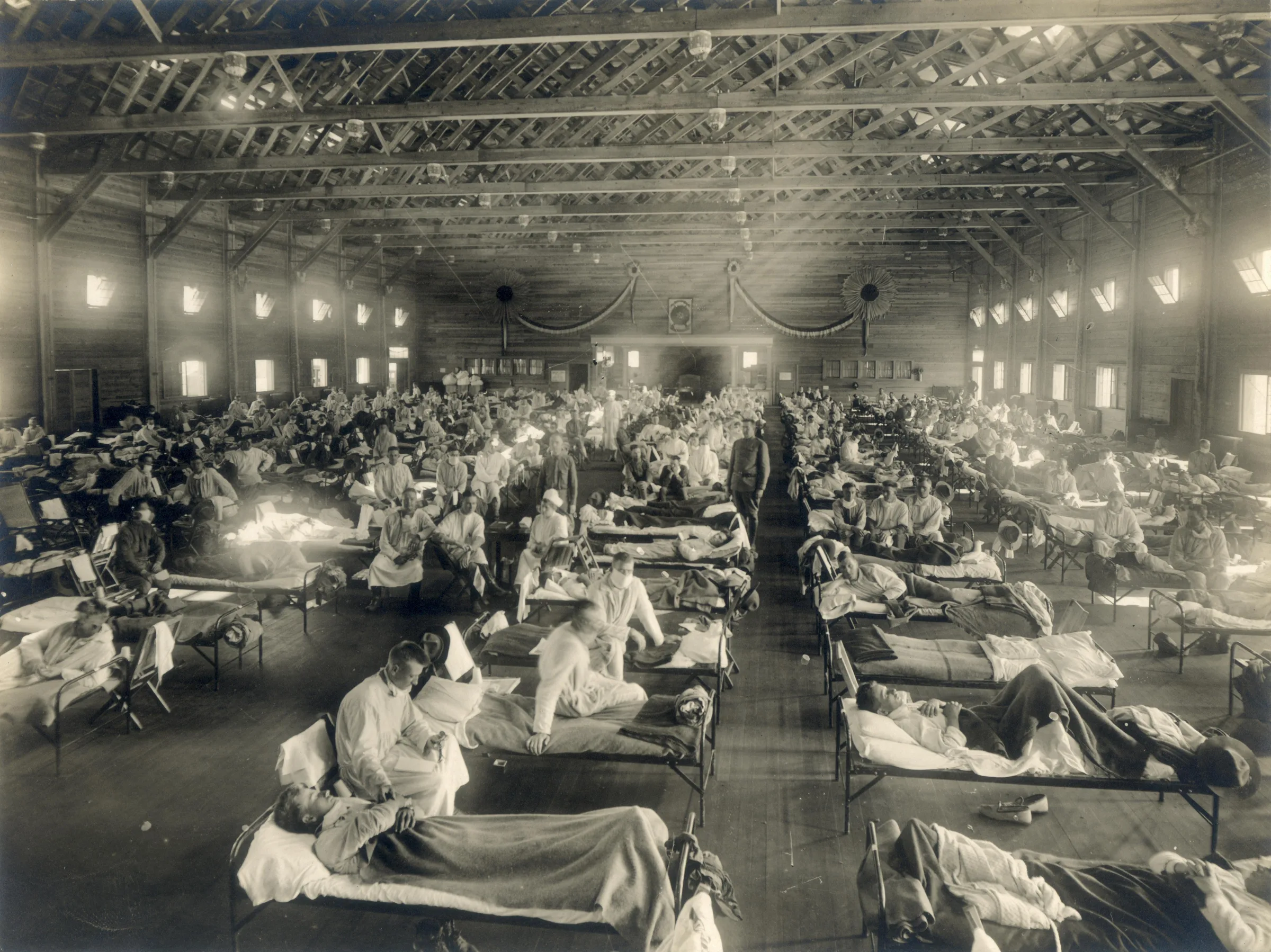 1918 grip salgını sırasında Camp Funston, Kansas'taki acil askeri hastanede sıralar halinde dizilmiş yataklarda hastalar
