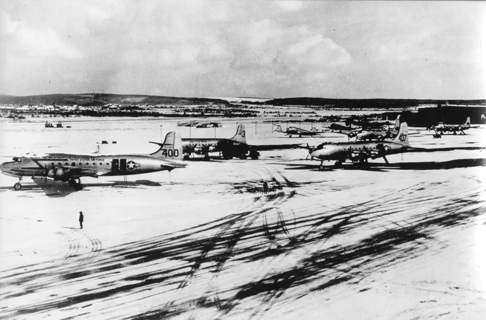 Mart 1949'da Wiesbaden Hava Üssü'nde karın üzerinde sıralanmış C-54 Skymaster nakliye uçakları