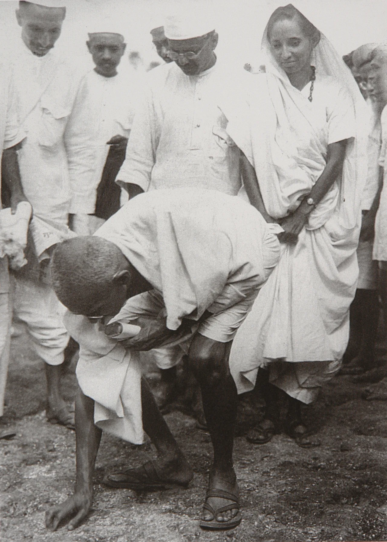 Gandhi, 5 Nisan 1930'da Dandi sahilinde Tuz Yürüyüşü'nün sonunda tuz toplarken