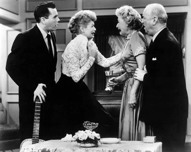 Lucille Ball, Desi Arnaz, Vivian Vance ve William Frawley — I Love Lucy'nin 14 Kasım 1955 tarihli 'Face to Face' bölümünden tanıtım fotoğrafı