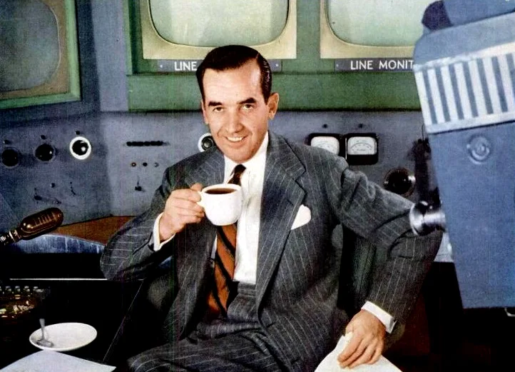 Edward R. Murrow, 5 Ekim 1953 — CBS televizyon haber stüdyosunda, mikrofonu önünde