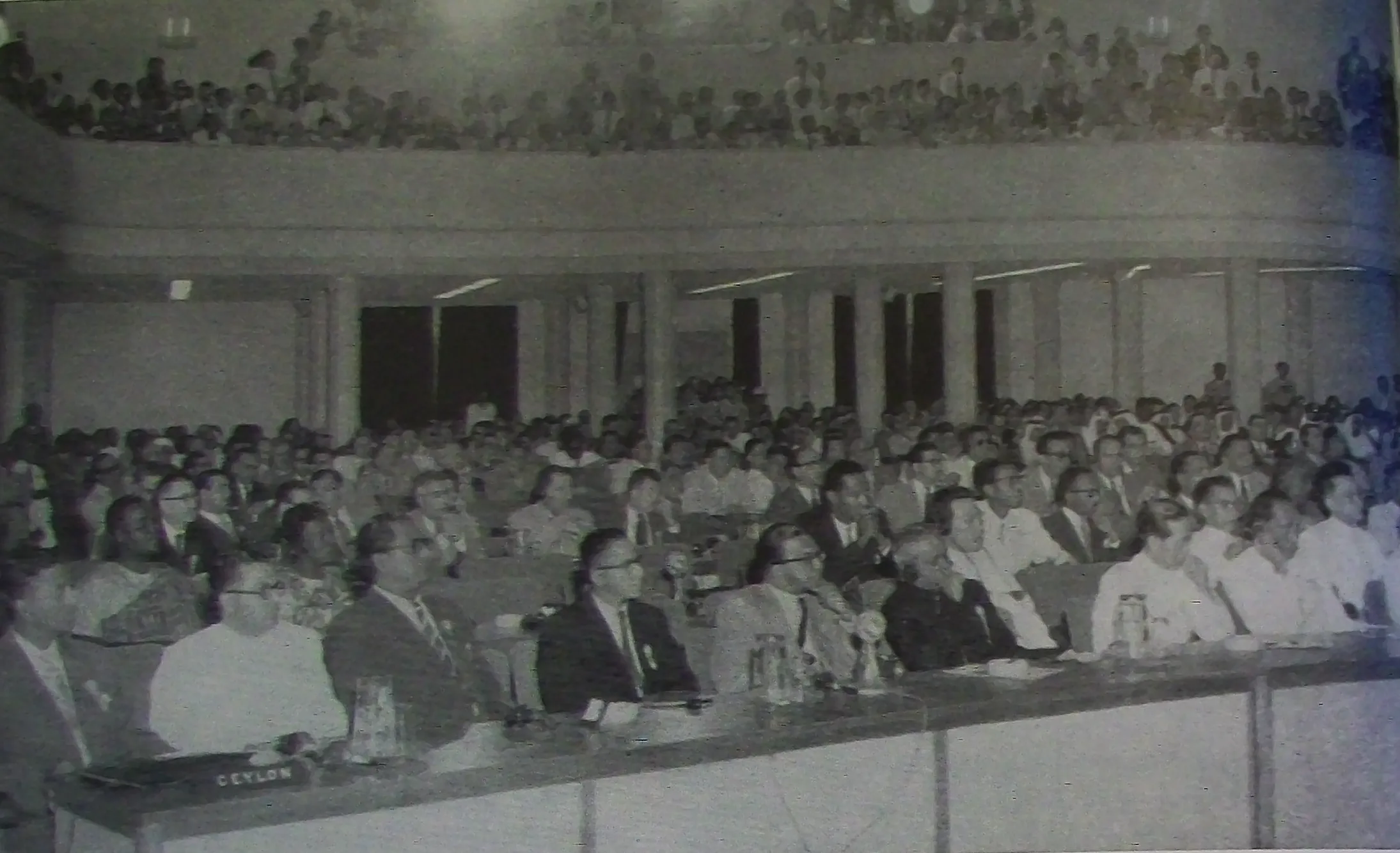 Bandung Konferansı'nın açılış oturumu, 18 Nisan 1955 — Asya ve Afrika'nın 29 ülkesinin delegasyonu Gedung Merdeka binasında