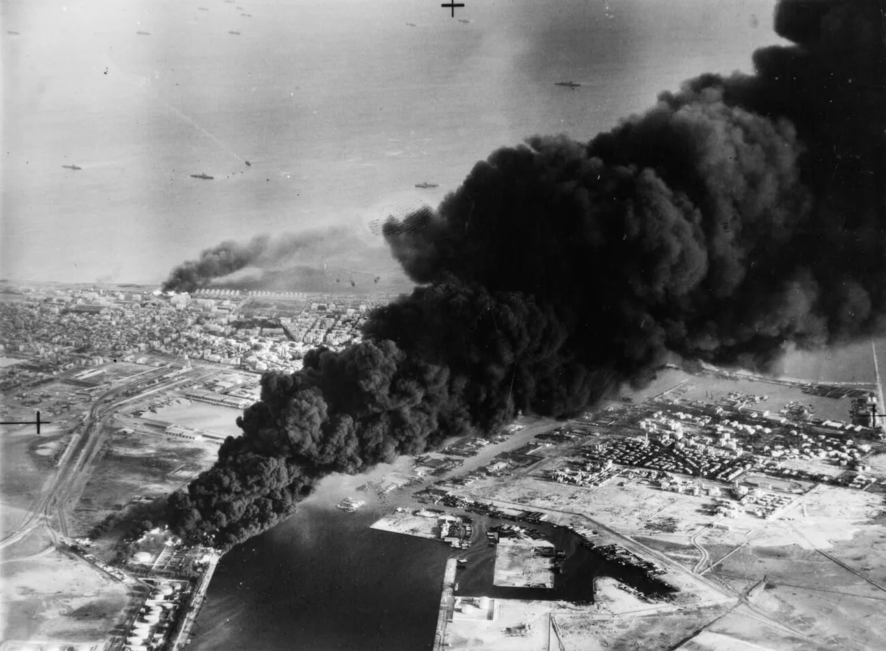 Port Said, 5 Kasım 1956 — Süveyş Kanalı kıyısındaki petrol tanklarından yükselen duman; İngiliz-Fransız hava saldırısı sonrası
