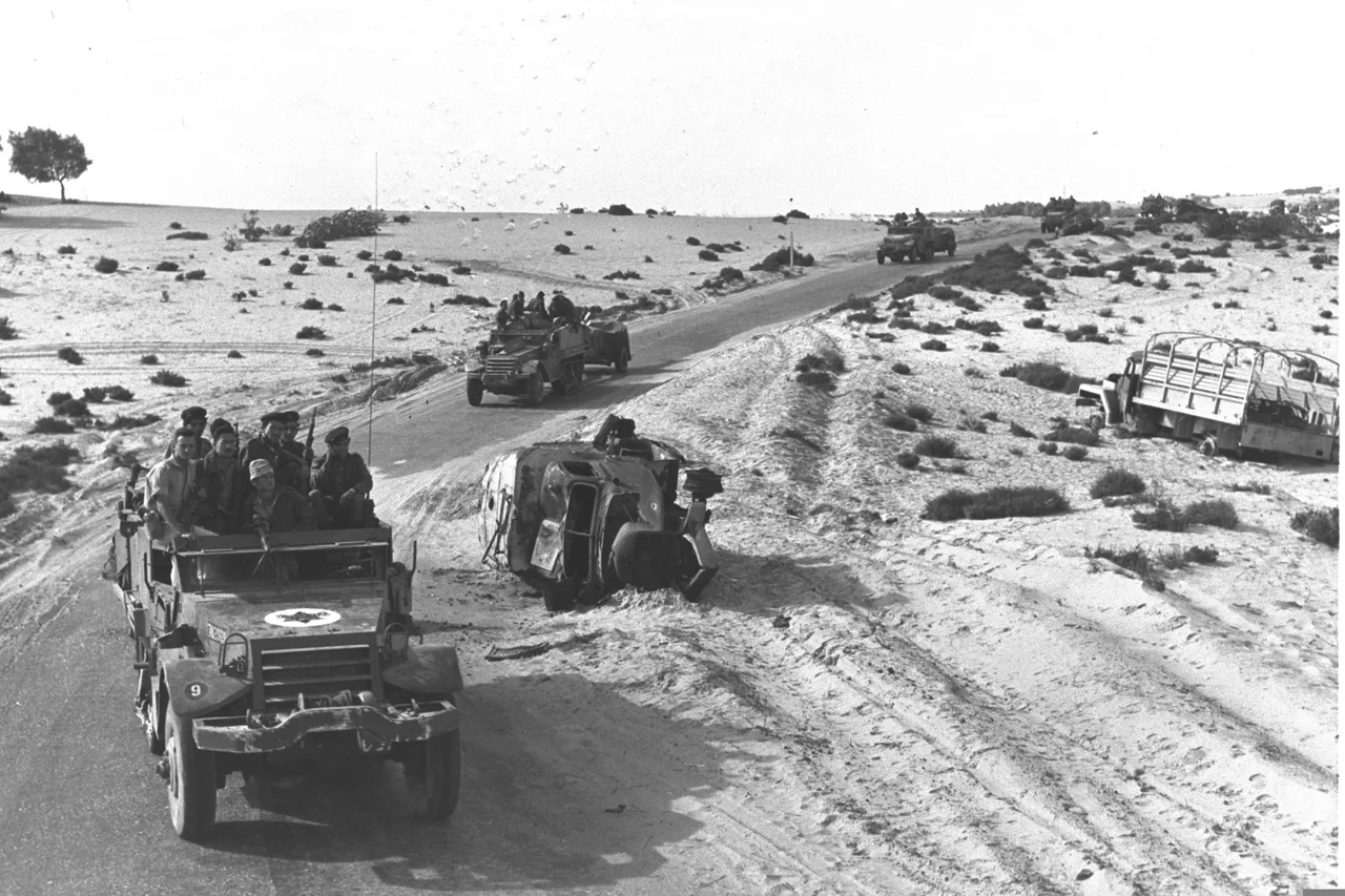 Sina Yarımadası, 5 Aralık 1956 — İsrail birlikleri imha edilmiş Mısır araçlarının yanından İsrail'e geri dönerken