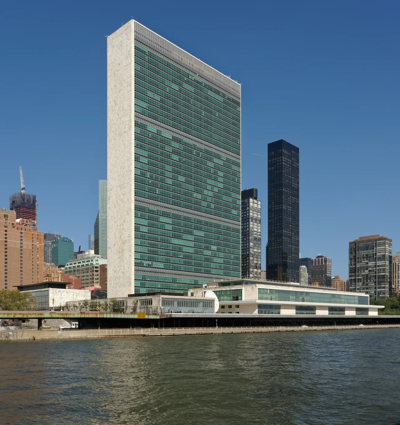 BM Genel Kurul binası, New York — Manhattan East River kıyısında, 1952'de tamamlandı
