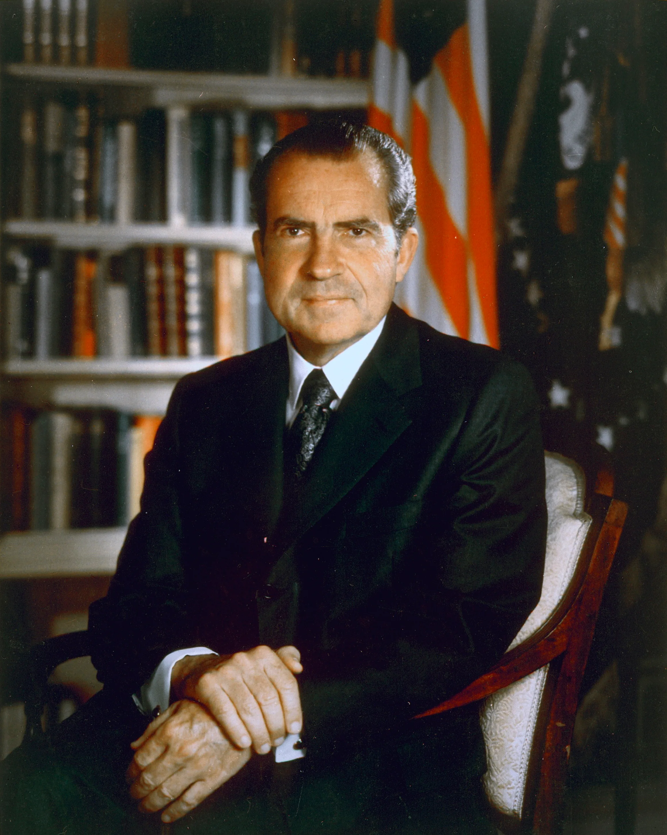 Beyaz Saray resmi başkanlık portresi: koyu takım elbiseli, gri kravatlı Richard Nixon kameraya bakıyor; arka plan nötr