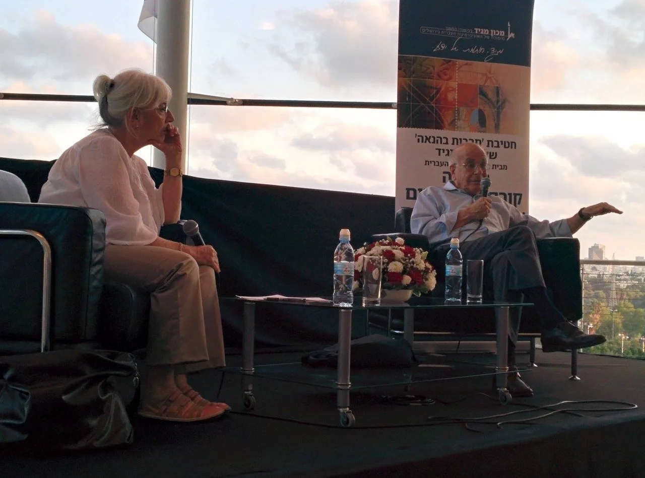 Daniel Kahneman ve Maya Bar Hillel akademik bir ortamda söyleşi sırasında