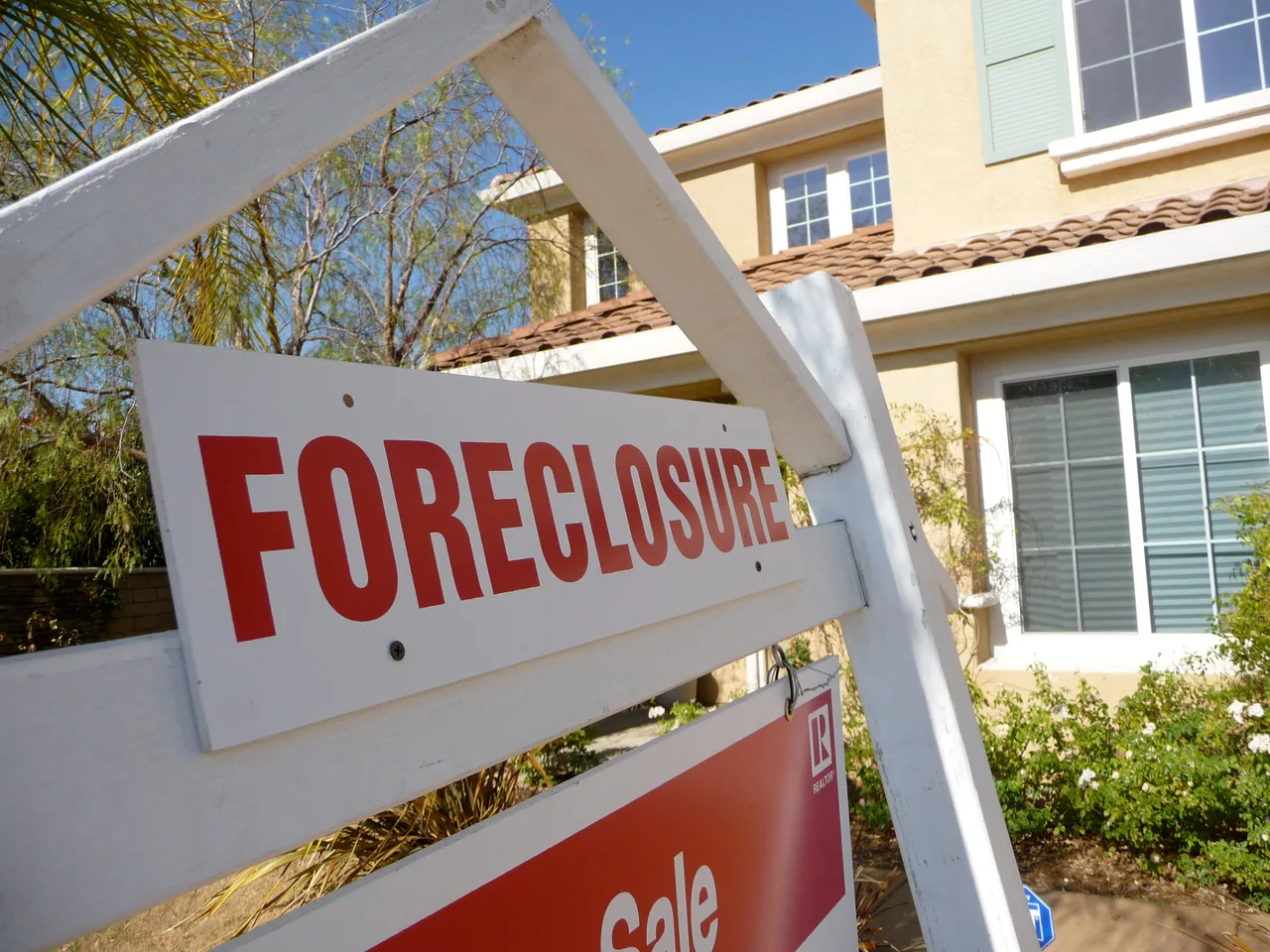 ABD banliyösünde bir evin önünde 'Foreclosure' (haciz) yazılı satılık tabelası, 2008