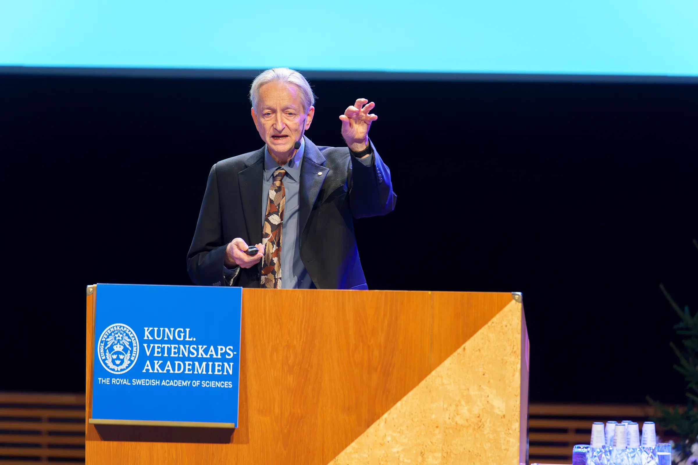 Geoffrey Hinton 2024 Nobel derslerinde konuşurken