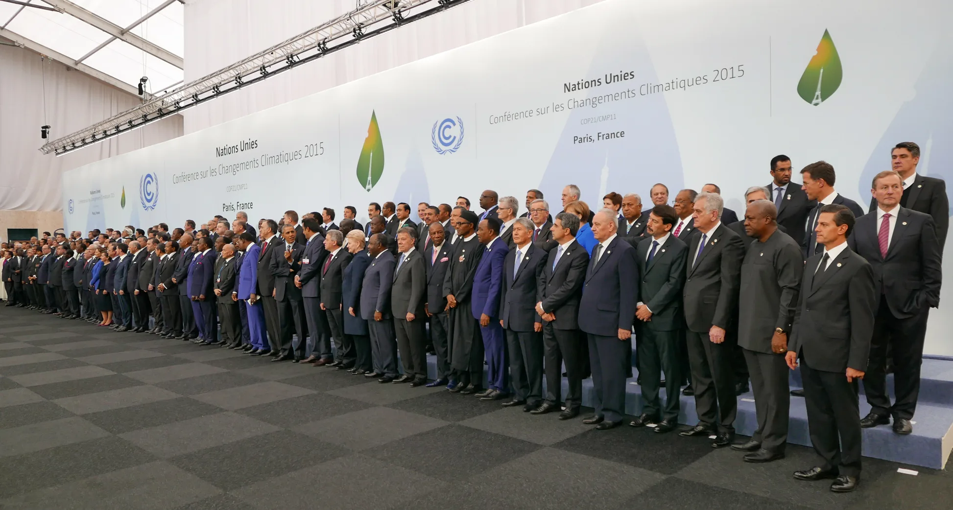 30 Kasım 2015 COP21 açılışında podyumun önünde toplanmış devlet ve hükümet başkanları — aralarında Obama, Merkel, Hollande, Putin, Xi Jinping görünüyor