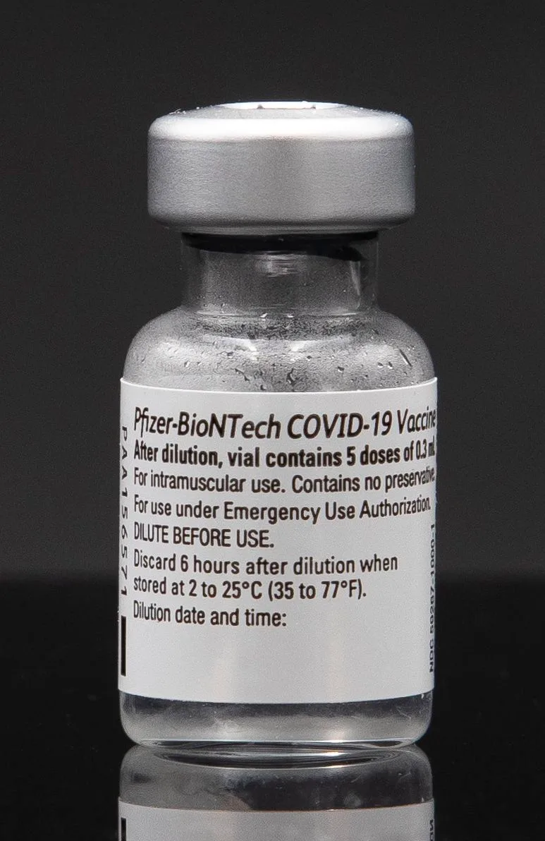 BioNTech-Pfizer COVID-19 aşısının etiketli cam flakonunun yakın çekimi