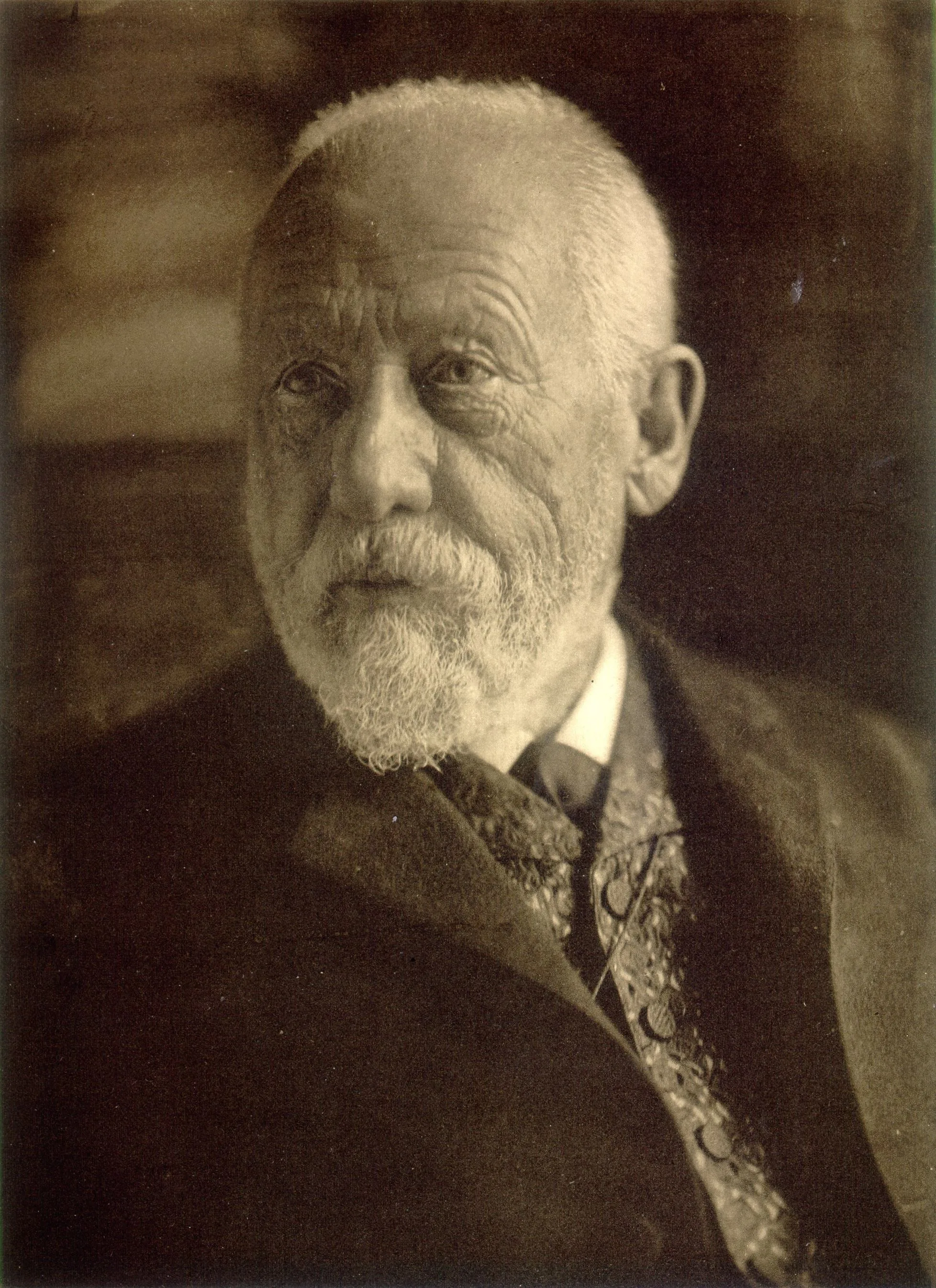 Wilhelm Dilthey'in siyah-beyaz portre fotoğrafı: beyaz sakallı, gözlüklü yaşlı adam