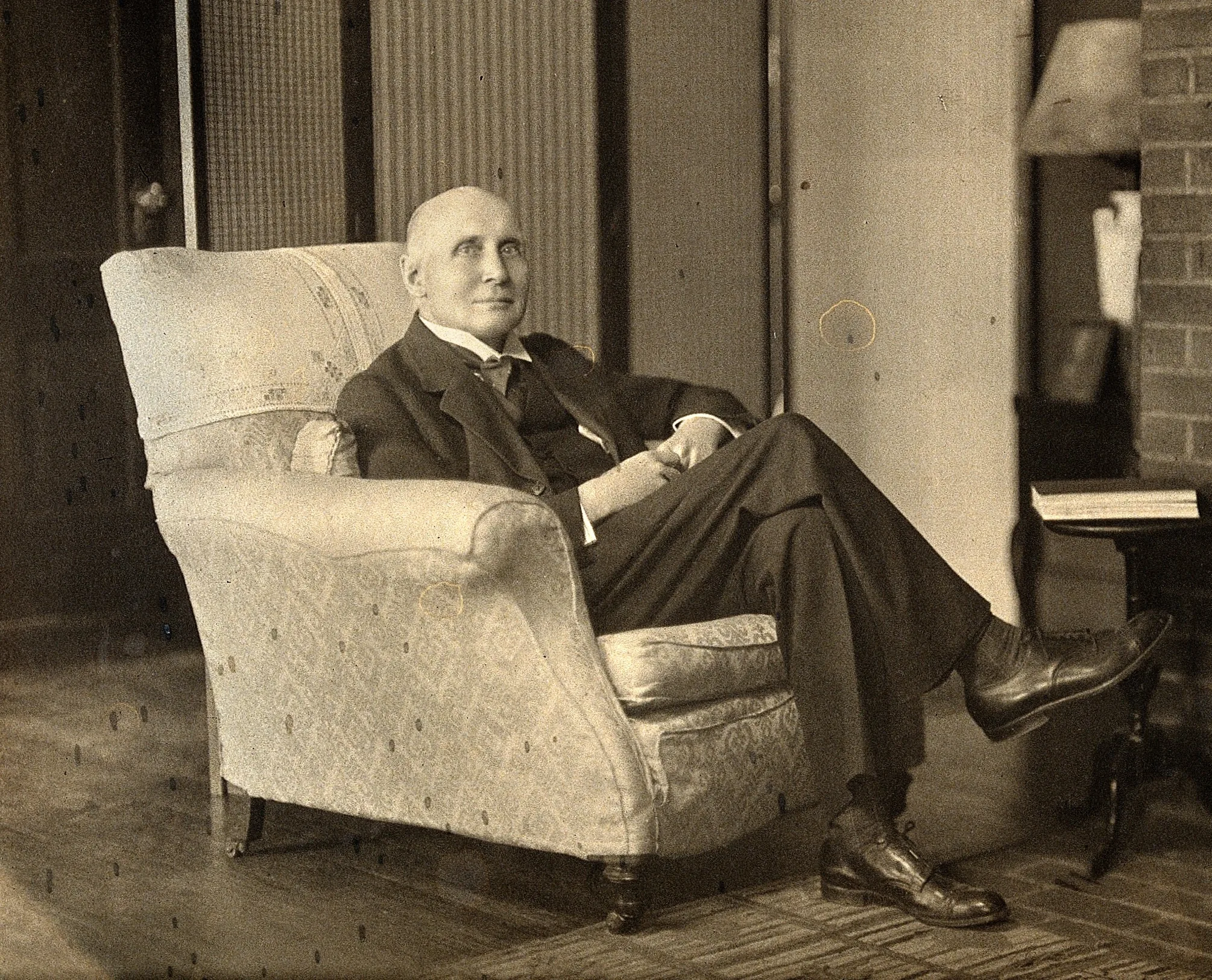 Alfred North Whitehead'in siyah-beyaz portresi: takım elbiseli, gözlüklü yaşlı adam
