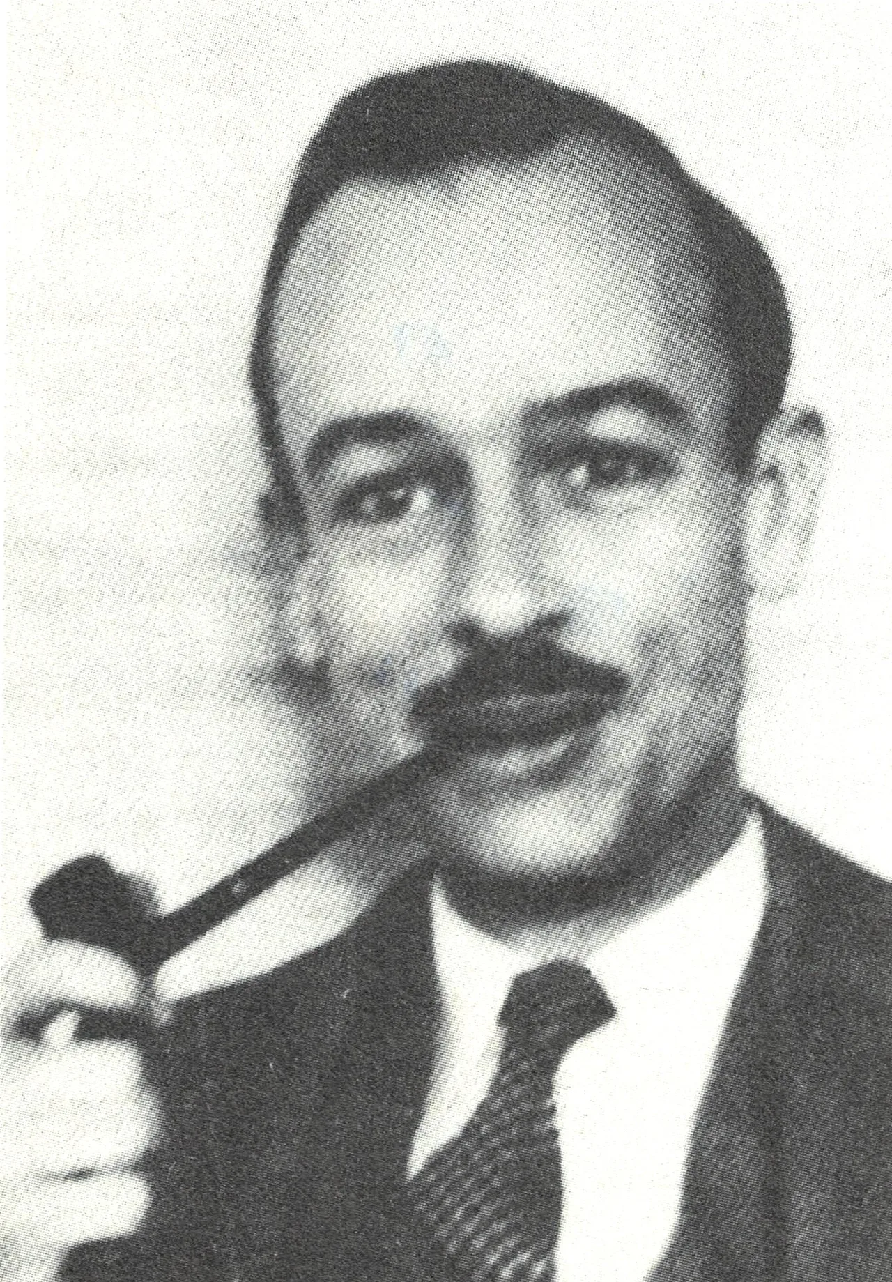 1935 yılında, takım elbiseli ve kravatlı genç bir W. V. O. Quine'ın siyah-beyaz stüdyo portresi