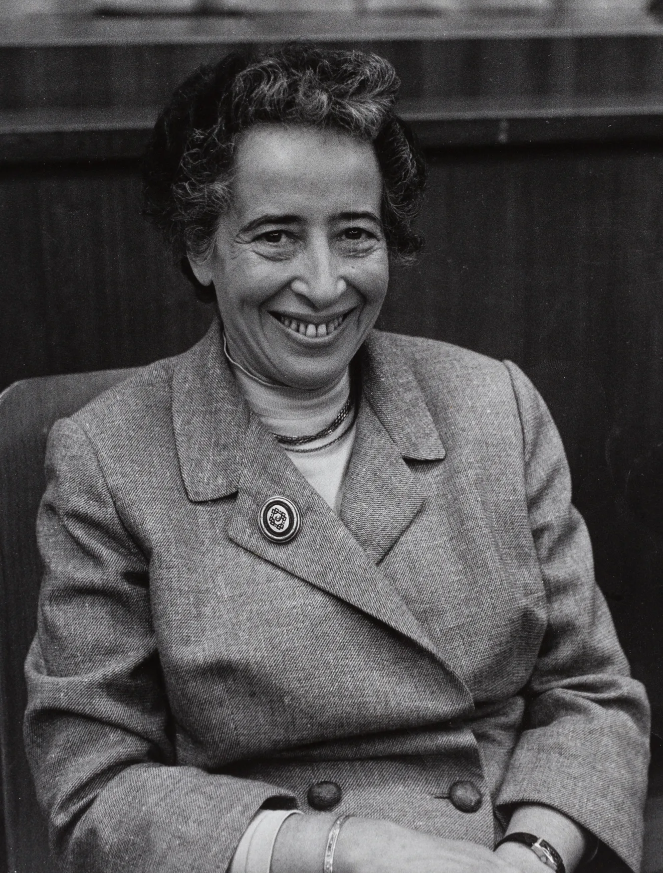 Hannah Arendt, 1958'de Münih'teki 1. Kültür Eleştirmenleri Kongresi'nde dinleyici olarak otururken çekilmiş siyah-beyaz portre — kısa saçlı, sigara tutuyor