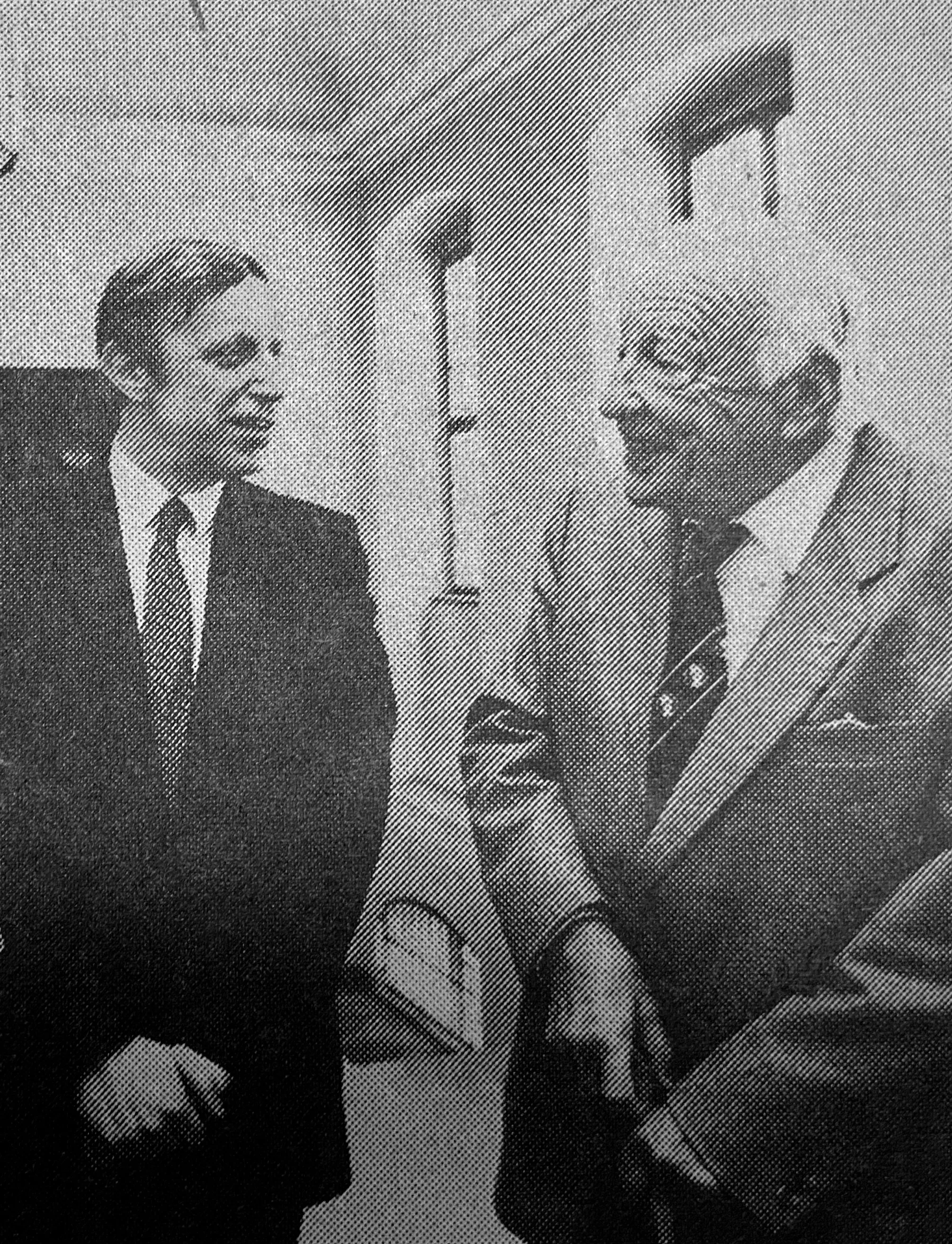 Hans-Georg Gadamer'in bir meslektaşıyla konuşurken çekilmiş siyah-beyaz fotoğrafı