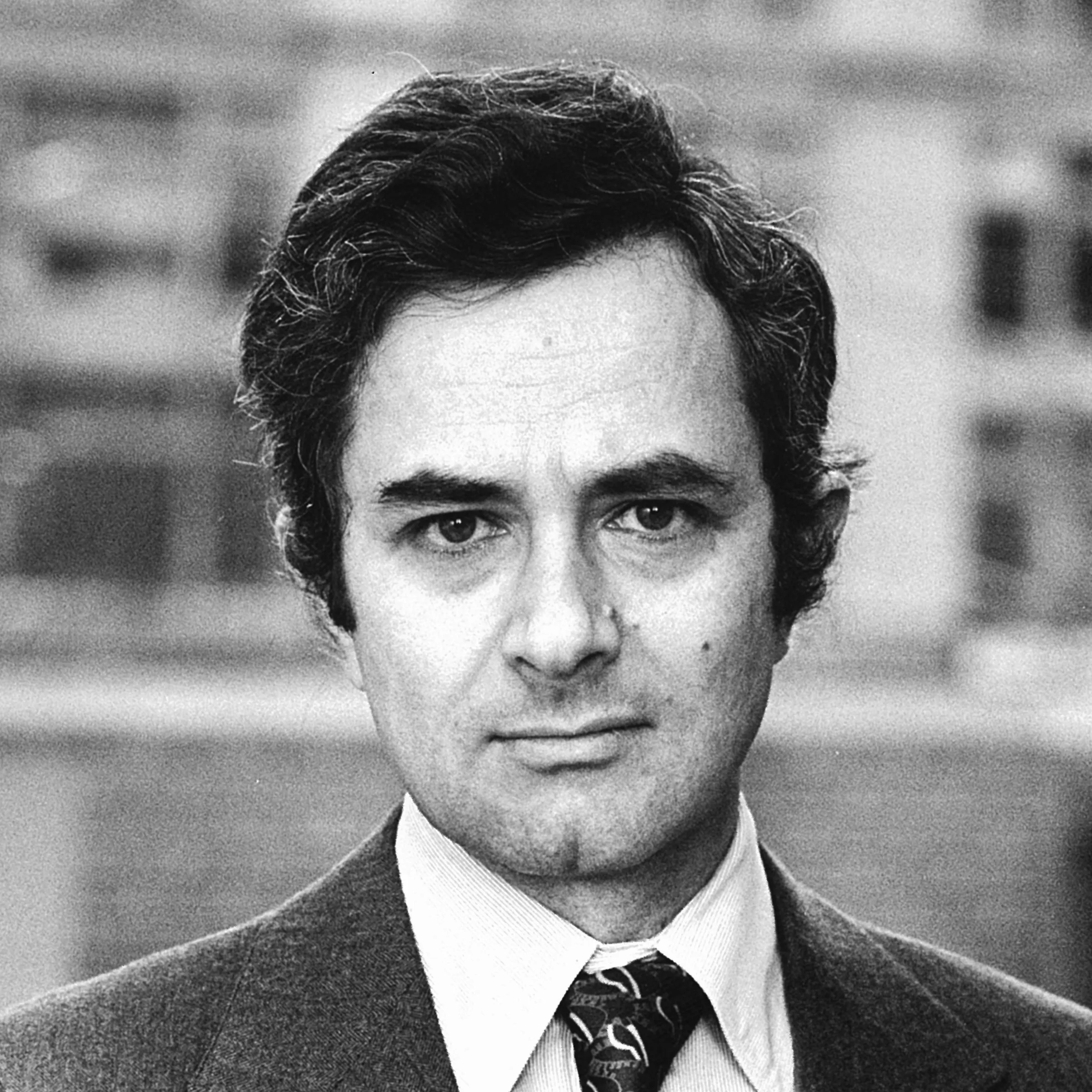 Thomas Nagel'in portre fotoğrafı: gözlüklü, beyaz saçlı, kameraya bakan yaşlı adam