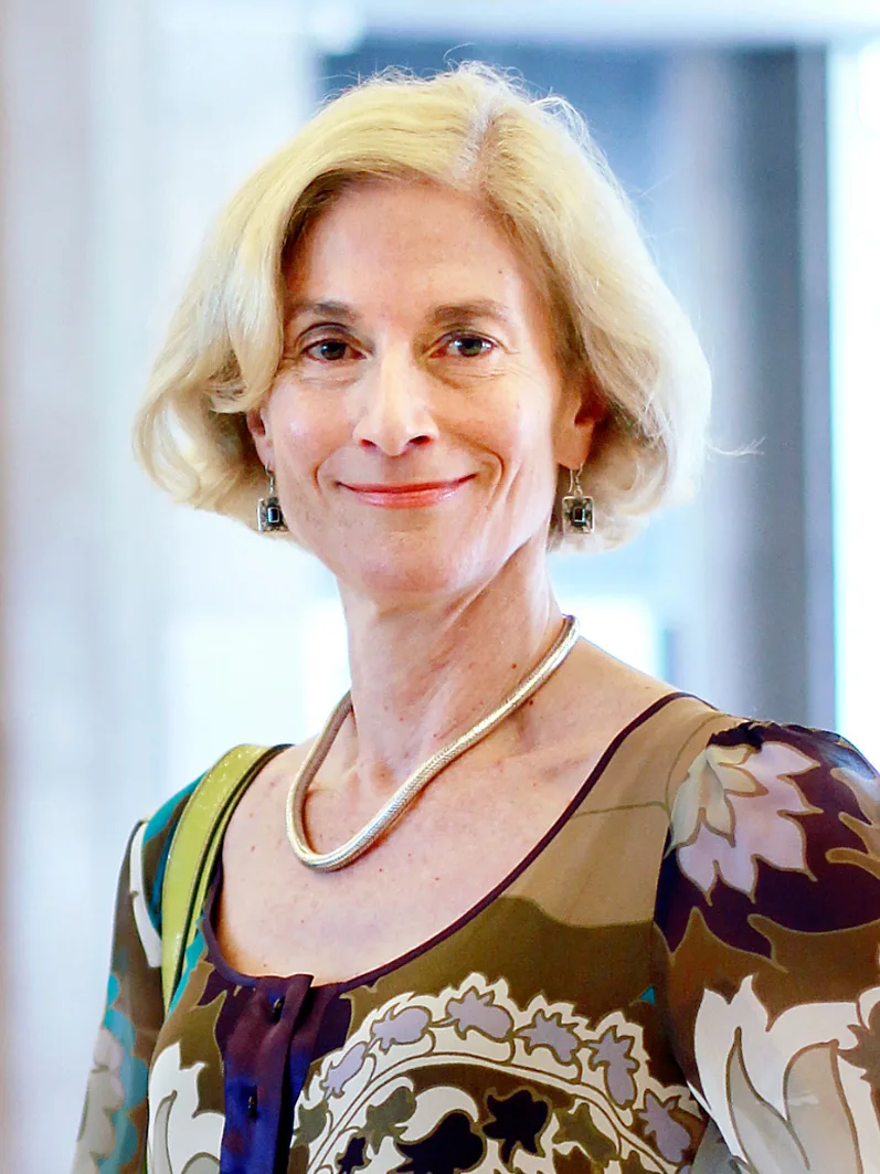 Martha Nussbaum'un 2010'da çekilmiş fotoğrafı: koyu saçlı, konuşan orta yaşlı bir kadın